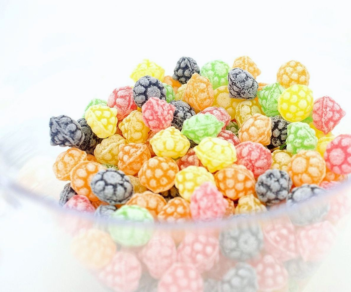 Vitrina repleta de chocolates y bombones artesanales