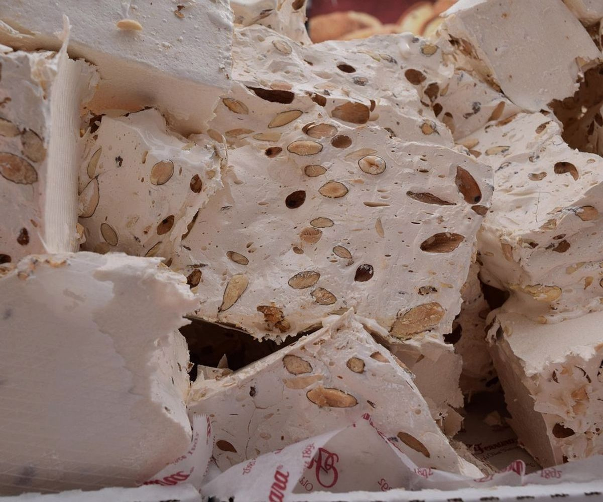 Ellerle çikolata kalıpları içine tatlı karışım doldurulması