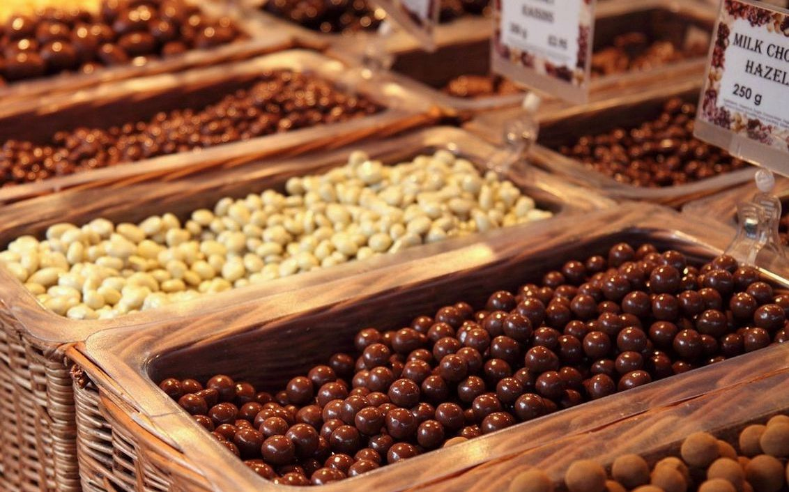 Kabarcıklı kaplaması olan tatlı çikolata bonbonları